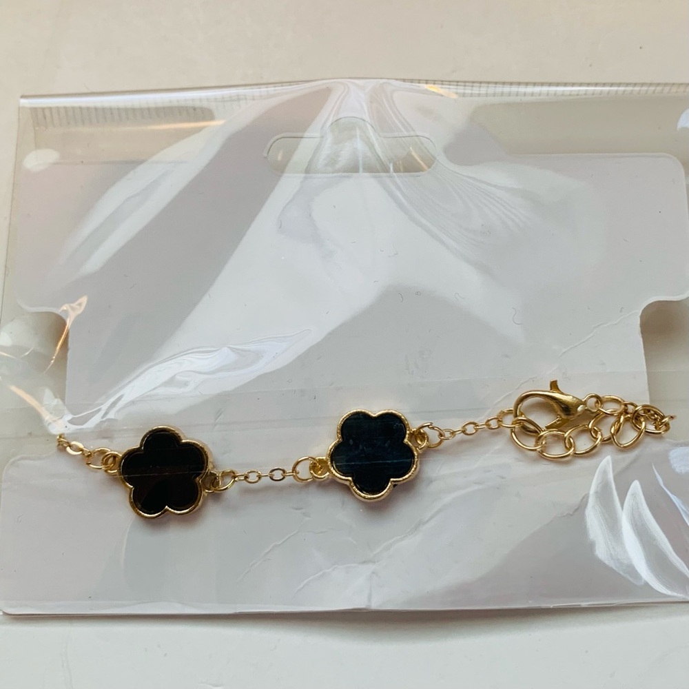 Five Leaf Clover
Design Motif
Bracelet Elegant Goldtone and Black Flower NWT - Picture 2 of 4